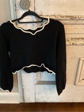 Black V-Neck cropped sweater with Cream scalloped Trim - Women's V-Neck NWOT